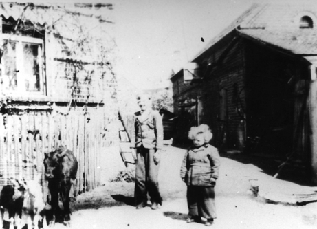 Rok i miejsce wykonania: 1947 r., Radnica, pow. krośnieński, woj. lubuskie.

Fotografia przedstawia dwóch chłopców w wieku około czterech i ośmiu lat. Obok nich widoczne cielak oraz koza. Zdjęcie wykonano na podwórzu, w tle widać zabudowania gospodarcze. Według właściciela zdjęcia przedstawia ono dwóch chłopców, którzy pędzą cielaczka i kozę na pastwisko.

Autor zdjęcia: nieznany.

Zdjęcie ze zbiorów prywatnych, nadesłał: Grzegorz Mancewicz z Katrynki, pow. białostocki, woj. podlaskie.

Nr kat. 139-11