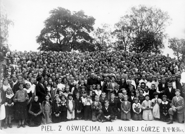 Rok i miejsce wykonania: 04.09.1936 r., Częstochowa, gm. Częstochowa, pow. częstochowski, woj. śląskie.

Fotografia przedstawia bardzo liczną grupę osób (około stu) – wśród nich znajduje się wiele dzieci, które zostały zgromadzone w pierwszych rzędach. Niektóre trzymają w dłoniach małe obrazki lub książeczki. Nieco za nimi widoczny ksiądz. Wszyscy uczestnicy pielgrzymki są odświętnie ubrani. Na rewersie zdjęcia napis: „Zdjęcie wykonane w 1936 r. 04 IX. Zdjęcie przedstawia pielgrzymkę do Częstochowy. Znajdują się tutaj ludzie z Osieka z mojej rodzinnej wsi”. Wspomniana wieś Osiek położona jest w pow. oświęcimskim, woj. małopolskim.

Autor zdjęcia: nieznany.

Zdjęcie ze zbiorów prywatnych, nadesłał/nadesłała: brak danych.

Nr kat. 101-13