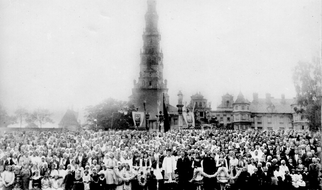 Rok i miejsce wykonania: 1947 r., Częstochowa, gm. Częstochowa, pow. częstochowski, woj. śląskie.

Fotografia przedstawia bardzo liczną grupę ponad stu osób, wśród których są liczne dzieci zgromadzone w pierwszych rzędach. Zdjęcie wykonano na tle zabudowań klasztornych Jasnej Góry w Częstochowie. W pielgrzymce uczestniczył wujek nadawcy. Na odwrocie zdjęcia napis: „Zdjęcie wykonano w 1947. Przedstawia pielgrzymkę z Oświęcimia do Częstochowy. Jest na tym zdjęciu mój wujek.”

Autor zdjęcia: nieznany.

Zdjęcie ze zbiorów prywatnych, nadesłał: brak danych.

Nr kat. 101-14