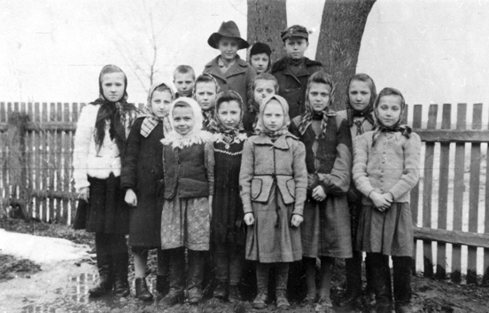 Rok i miejsce wykonania: późna jesień 1944 r., wieś Opole, gm. Podedwórze, pow. Parczew, woj. lubelskie.

Fotografia przedstawia matkę nadawczyni z jej koleżankami i kolegami. W liście dołączonym do zdjęcia nadawczyni napisała: „Wieś Opole oraz dzieci z tej wsi, które wiedząc już, co to znaczy wojna, niekiedy głodne, inne niemające dobrze w co się ubrać zapragnęły mieć pamiątkowe zdjęcie (…). Niektóre z nich już nie żyją” (pisownia oryginalna).

Autor zdjęcia: nieznany.

Zdjęcie ze zbiorów prywatnych, nadesłała: Alicja Łobejko z Włodawy, pow. włodawski, woj. lubelskie.

Nr kat. 191-1