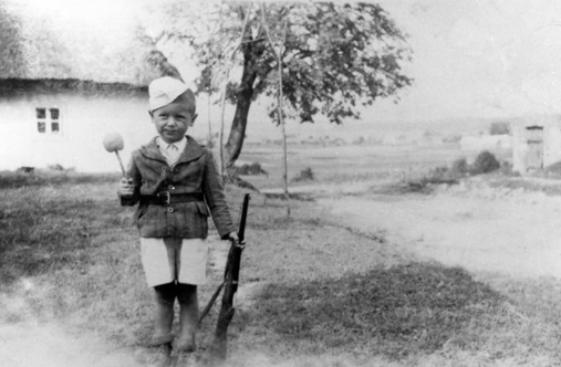 Rok i miejsce wykonania: okres II wojny światowej, Lubelszczyzna.

Fotografia przedstawia kilkuletniego chłopca, ucharakteryzowanego na żołnierza z karabinem w ręce. Dziecko ubrane jest w marynarkę ściśniętą paskiem, spodenki do kolan i białą czapeczkę w typie furażerki. W tle widać zabudowania gospodarcze i rozpościerające się za nimi łąki oraz pola. Na odwrocie zdjęcia napis: „Chłopcy z lasu zrobili synowi swego szefa »granat i karabin«. Tosiek był oficerem łączności w partyzantce i szkolił oddziały leśne AK i BCH”.

Autor zdjęcia: nieznany.

Zdjęcie ze zbiorów prywatnych, nadesłał: Piotr Rudnicki z Nowej Soli, pow. nowosolski, woj. lubuskie.

Nr kat. 232-67