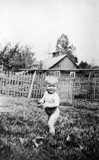 Rok i miejsce wykonania: 1944 r., Jasienica (Śląsk Cieszyński), gm. Jasienica, pow. bielski, woj. śląskie.

Fotografia przedstawia małego, nagiego chłopczyka z płaczliwym wyrazem twarzy, stojącego na trawie nieopodal domostwa. W tle widać drewniany dom z ogrodem. Według nadawczyni zdjęcia przedstawia ono jej kuzyna, Franciszka S.

Autor zdjęcia: nieznany.

Zdjęcie ze zbiorów prywatnych rodziny Słowińskich i Kocurek z Łazów, pow. zawierciański, woj. śląskie.

Nr kat. 214-4