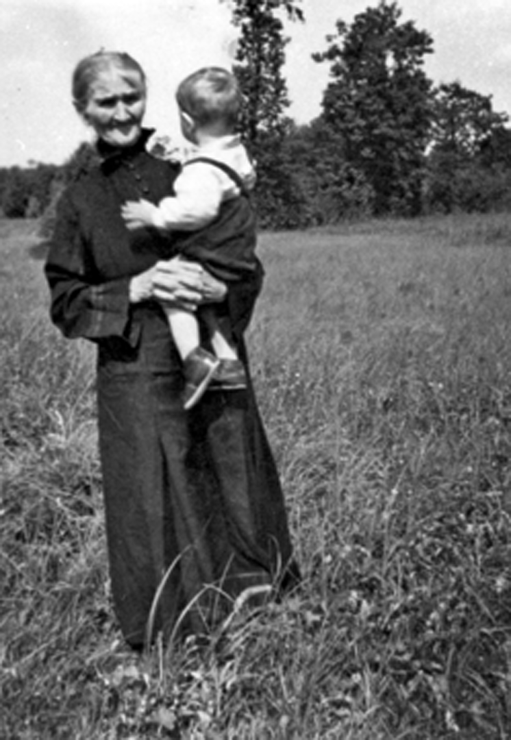 Rok i miejsce wykonania: brak danych, Lubelszczyzna.

Fotografia przedstawia starszą, wysoką i szczupłą kobietę z włosami uczesanymi w kok, w czarnej sukience, stojącą na łące i trzymającą na rękach kilkuletniego chłopca. Fotografia dobrze wydobywa kontrast między starością kobiety, a młodością chłopca.

Autor zdjęcia: nieznany.

Zdjęcie ze zbiorów prywatnych, nadesłał: Piotr Rudnicki z Nowej Soli, pow. nowosolski, woj. lubuskie.

Nr kat. 232-76